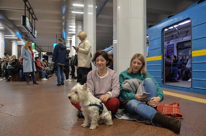 Vecinos de Kiev, con sus mascotas, se refugian en estaciones de metro de la capital este lunes. 