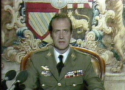 Don Juan Carlos durante el discurso televisado en la noche del Golpe de Estado, del 23-F, en uno de los reportajes especiales de los 30 años de su reinado en Antena 3.