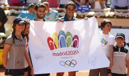Andújar y Nadal posan con una bandera en apoyo de la candidatura olímpica de Madrid 2020.