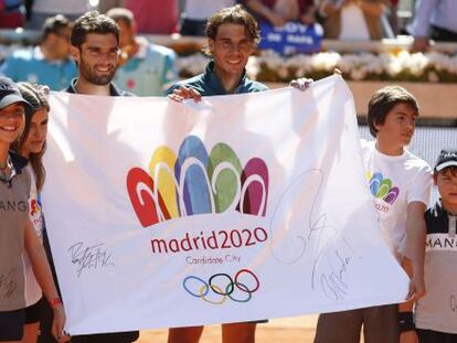 Andújar y Nadal posan con una bandera en apoyo de la candidatura olímpica de Madrid 2020.