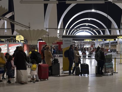 Viajeros en la terminal de salidas del aeropuerto de San Pablo en Sevilla.