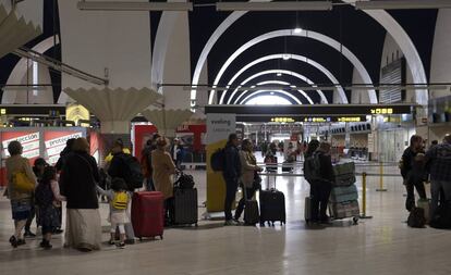 Viajeros en la terminal de salidas del aeropuerto de San Pablo en Sevilla.