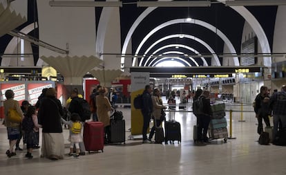 Viajeros en la terminal de salidas del aeropuerto de San Pablo en Sevilla.