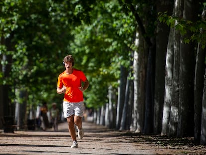 Un hombre corre en el parque del Retiro de Madrid.