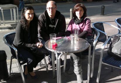 Leire, Aitor y Ana (de izquierda a derecha), el pasado viernes cuando se reunieron en el barrio bilbaíno de Santutxu para recordar a Kepa Mallea.