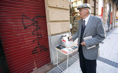 Ignacio Latierro, actualmente retirado, acude a la librería en octubre de 2010 tras ser atacada con pintadas.