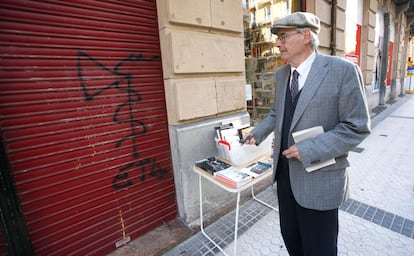 Ignacio Latierro, actualmente retirado, acude a la librería en octubre de 2010 tras  ser atacada con pintadas.