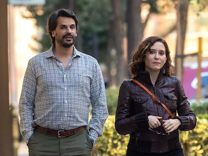 Alberto González Amador e Isabel Díaz Ayuso, durante un paseo por Madrid en 2022.