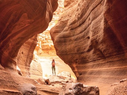 Una excursionista en el barranco de Las Vacas, en la isla de Gran Canaria.