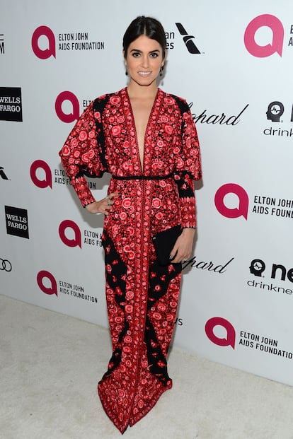 Al Naeem Khan de Nikki Reed le sobra tela y estampado.