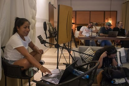 Yalitza Aparicio durante la grabación de su voz para el documental de las béisbolistas yucatecas. 