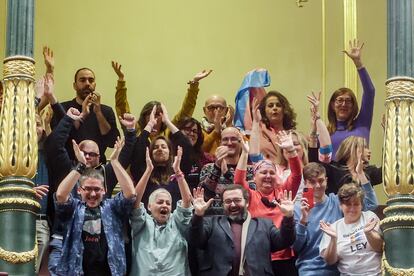 Activistas y representantes de asociaciones celebraban el 22 de diciembre en el Congreso la aprobación de la 'ley trans'.