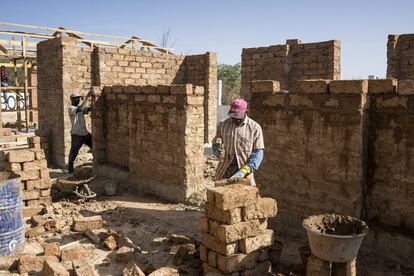 Obras de construcción del centro cultural Sunu Kharit Aminata, en Gandiol (Senegal). También se proyecta levantar una sala polivalente para diversos actos culturales, una biblioteca y dos aulas. En una de ellas se iniciará un proyecto experimental de radio libre, Radio Gandiol. 