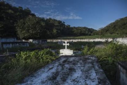 La muerte y el terror que sembraron los paramilitares en 2000 vació El Salado. Hoy, sus calles han renacido. Sobre estas líneas, el cementerio local, donde hay enterradas solo unas pocas víctimas de la matanza.