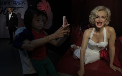 Unos visitantes fotograf&iacute;an a la Marilyn Monroe de cera del Madame Tussauds en Pek&iacute;n.