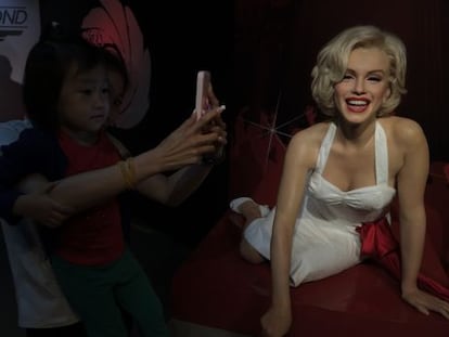 Unos visitantes fotograf&iacute;an a la Marilyn Monroe de cera del Madame Tussauds en Pek&iacute;n.