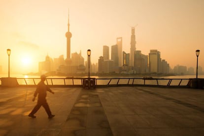 'Skyline' de Pudong, el distrito financiero y hotelero de Shanghái, desde el paseo del Bund.