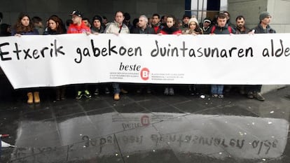Concentración en recuerdo a una persona muerta en situación de exclusión social en Bilbao.