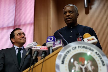 José Manuel Albares junto con su homólogo nigeriano, Geoffrey Onyeama, durante una rueda de prensa conjunta celebrada en Abuya, Nigeria este jueves.