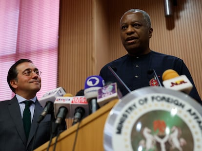 José Manuel Albares junto con su homólogo nigeriano, Geoffrey Onyeama, durante una rueda de prensa conjunta celebrada en Abuya, Nigeria este jueves.