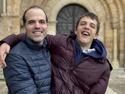 Álvaro Villanueva con su hijo con discapacidad