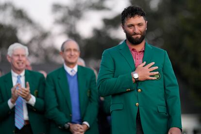 Jon Rahm, con la chaqueta verde de ganador del Masters.