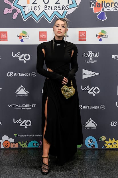 Paula Cendejas, con vestido negro con aberturas de Off-White y sandalias de Bottega Veneta. “Quería nivelar mi look de la gala de nominados, a la que fui de rosa y muy cantosa, con algo más sobrio y elegante”, contó a su llegada a la fiesta.