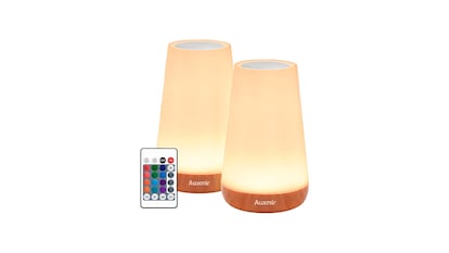 Lámpara inalámbrica para mesita de noche sobre fondo blanco.