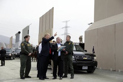 El presidente Donald Trump en San Diego, el 13 de marzo, junto a prototipos del muro junto a la frontera con México. Trump tiene previsto pasar 45 minutos en la frontera. Tras la visita a su proyecto de muro tiene previsto hablar a los militares de la base aérea de San Diego y después volar a Los Ángeles.