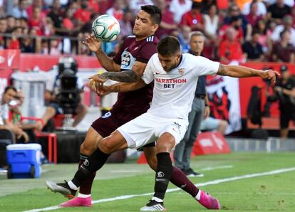 Carriço pelea el balón con el Toro Fernández. 