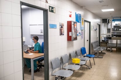 Un enfermero trabaja en un centro de salud de Madrid.