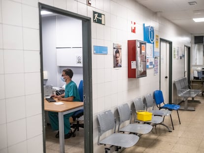 Un enfermero trabaja en un centro de salud de Madrid.