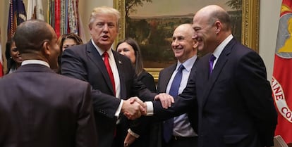 Donald Trump aperta a mão de Gary Cohn, que descreveu como um ‘gênio’.