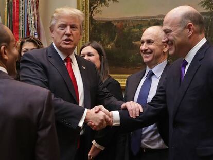 Donald Trump aperta a mão de Gary Cohn, que descreveu como um ‘gênio’.