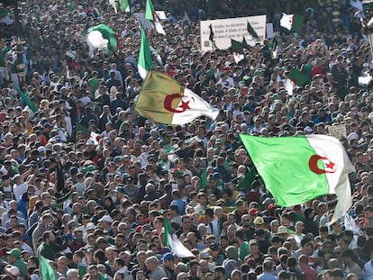 Miles de argelinos se manifiestan este viernes en Argel.