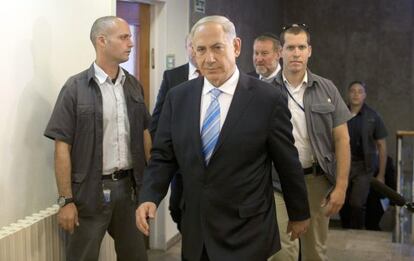 Benjamín Netanyahu se dirige al consejo de ministros en el que se aprobó la segunda liberación de presos palestinos.
