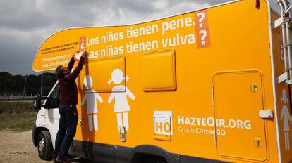 Nueva caravana de la organizaci&oacute;n Hazte O&iacute;r con lemas hom&oacute;fobos . 
 
 