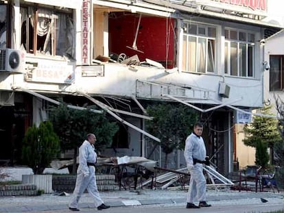 Expertos forenses inspeccionan las inmediaciones de un edificio destruido por la explosión registrada ayer en Pristina.