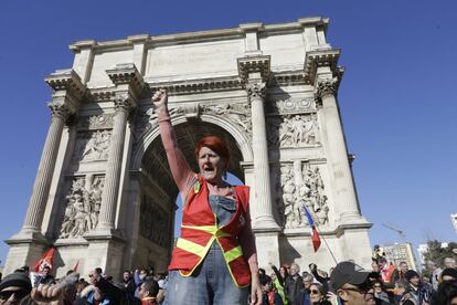 Una sindicalista de la CGT (Confederación General de Trabajadores) levanta el puño frente al Arco de Triunfo durante una manifestación en Marsella, sur de Francia.