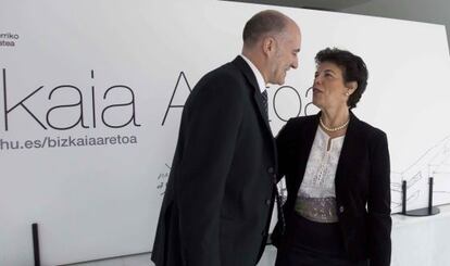 Iñaki Goirizelaia e Isabel Celaá al inicio de la conferencia de prensa ayer en el Bizkaia Aretoa de Bilbao.