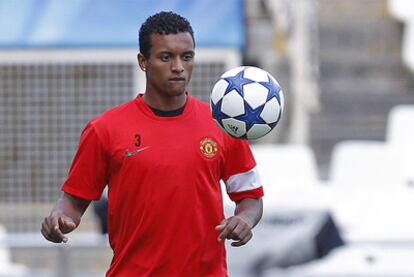 Nani observa el balón durante el entrenamiento en Mestalla.