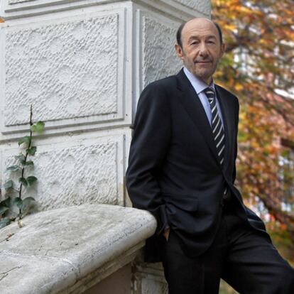 Alfredo Pérez Rubalcaba, ayer en un parque de Madrid durante un descanso en su campaña.