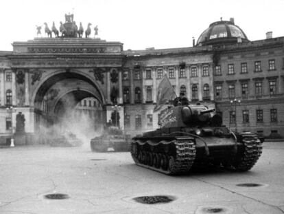 Un tanque KV-1 soviético en la plaza del Palacio de Leningrado durante el asedio de la ciudad durante la II Guerra Mundial.