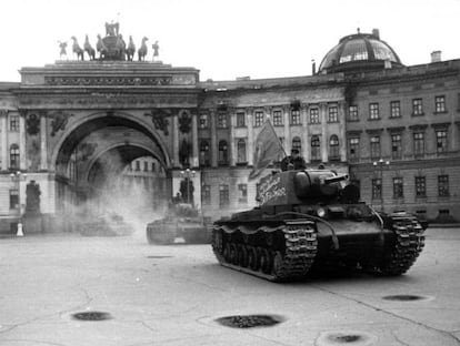 Un tanque KV-1 soviético en la plaza del Palacio de Leningrado durante el asedio de la ciudad durante la II Guerra Mundial.