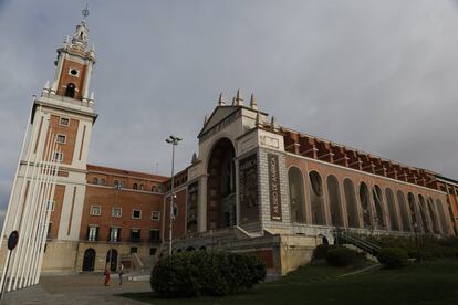 Imagen del exterior del Museo de América, ubicado en el distrito madrileño de Moncloa. La planta de la construcción sigue el modelo de un monasterio y terminó su última remodelación en 1994.