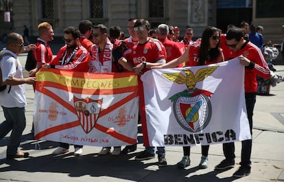Aficionados del Sevilla y del Benfica