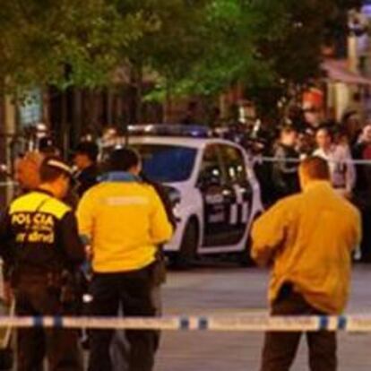 La Policía Nacional y Policía Municipal acordona la zona en la confluencia de la calle del Arenal con la Puerta del Sol, en Madrid, donde esta tarde dos personas han resultado heridas por arma de fuego en un tiroteo.