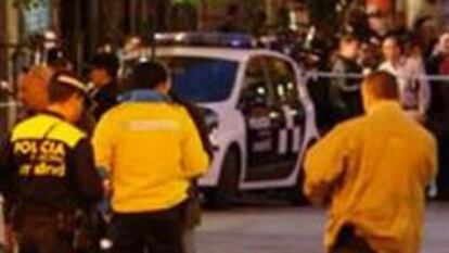 La Policía Nacional y Policía Municipal acordona la zona en la confluencia de la calle del Arenal con la Puerta del Sol, en Madrid, donde esta tarde dos personas han resultado heridas por arma de fuego en un tiroteo.