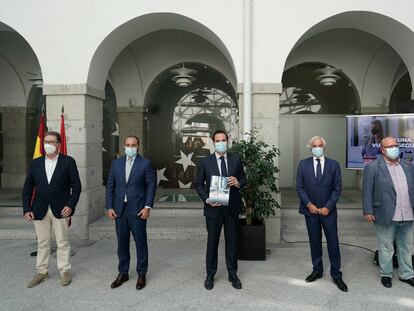 De izquierda a derecha, el secretario general de CCOO de Madrid, Jaime Cedrún; el consejero de Economía, Empleo y Competitividad, Manuel Giménez; el vicepresidente de la Comunidad de Madrid, Ignacio Aguado; el presidente de CEIM, Miguel Garrido, y el secretario general de UGT de Madrid, Luis Miguel López Reillo, durante la firma del acuerdo.