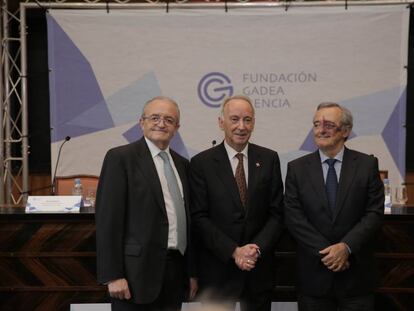 Jos&eacute; Antonio Guti&eacute;rrez, director de la Fundaci&oacute;n Gadea por la Ciencia; Fernando Tejerina, presidente del patronato, y Mariano Barbacid, presidente de su consejo cient&iacute;fico asesor, en la presentaci&oacute;n.